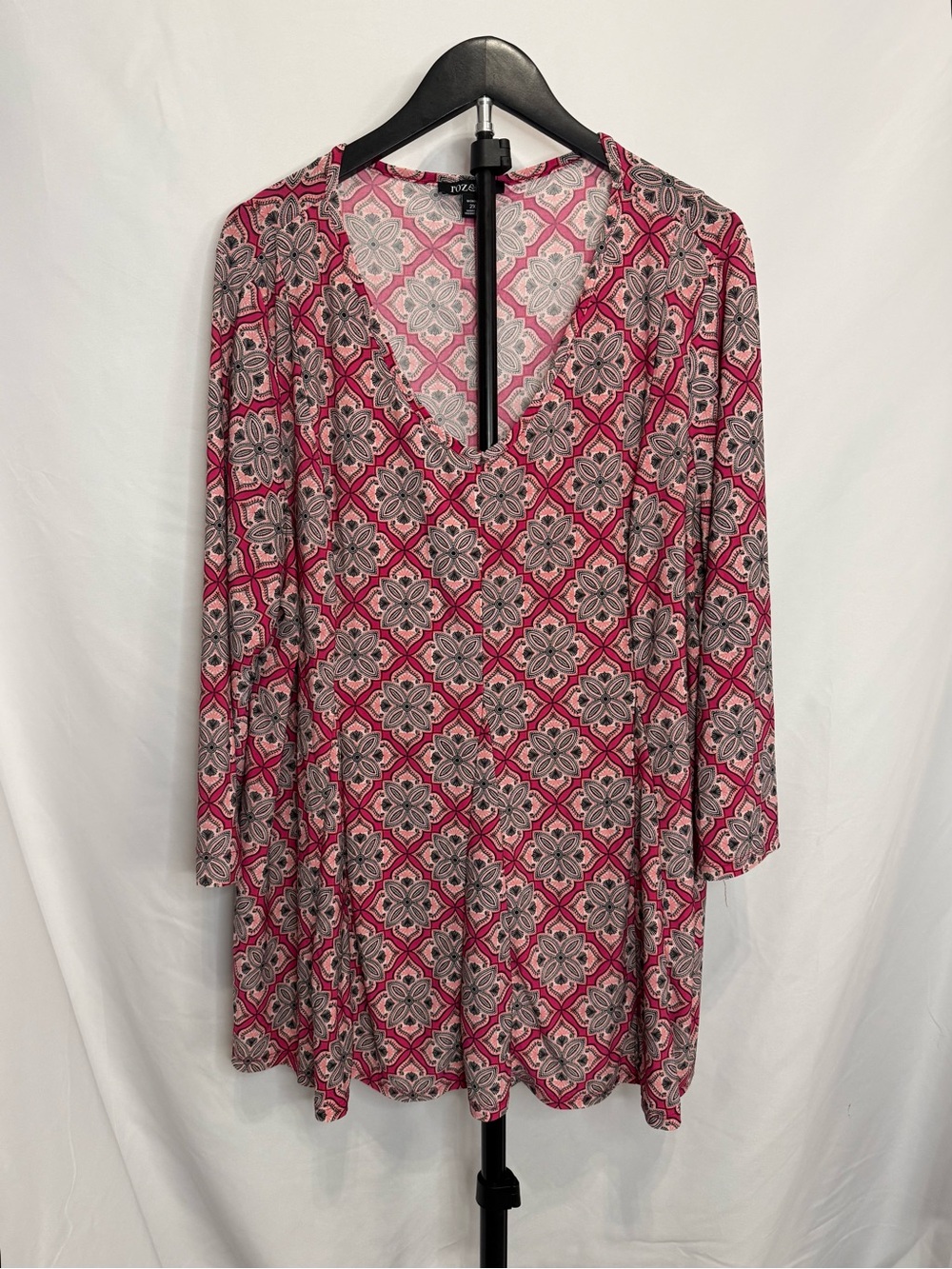 Roz & Ali Pink Floral Geo 3/4 Sleeve V-Neck Top